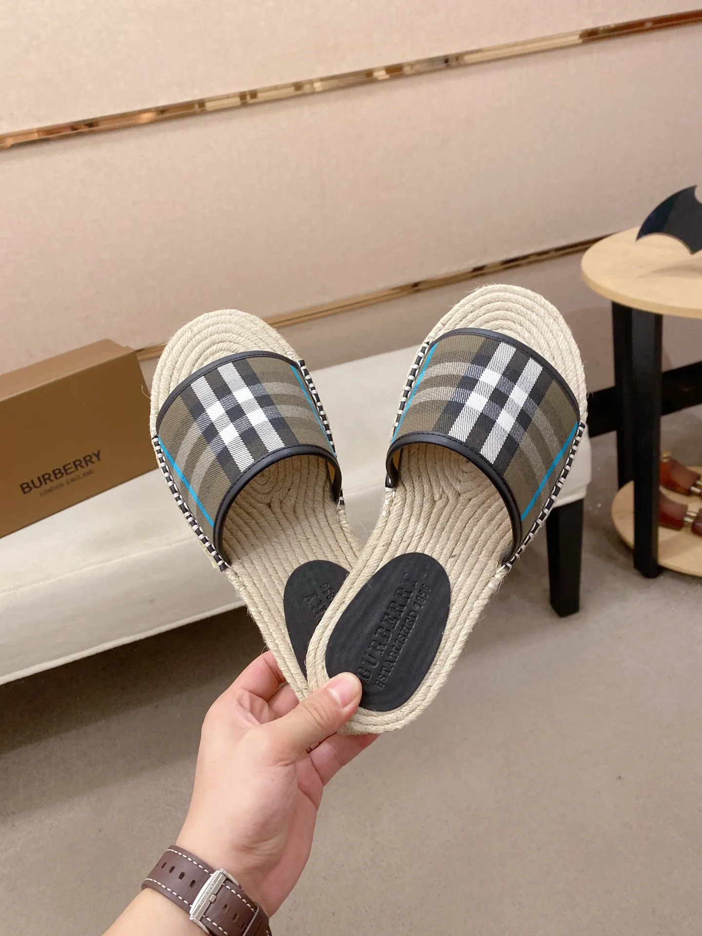Factory price: 320💰 [Burberry slippers] High-end brand of men's shoes, official website 1:1 latest masterpiece: original mold customization, the fabric is made of imported original fabric, and the hemp rope upgraded outsole is lighter and non-slip. The market's top quality, simple yet tasteful, a must-have for fashionistas, fashionable at your feet, full of confidence, the same style at the counter 👍The season of summer slippers is here. Code: 38-44 Customized 45.46.47.